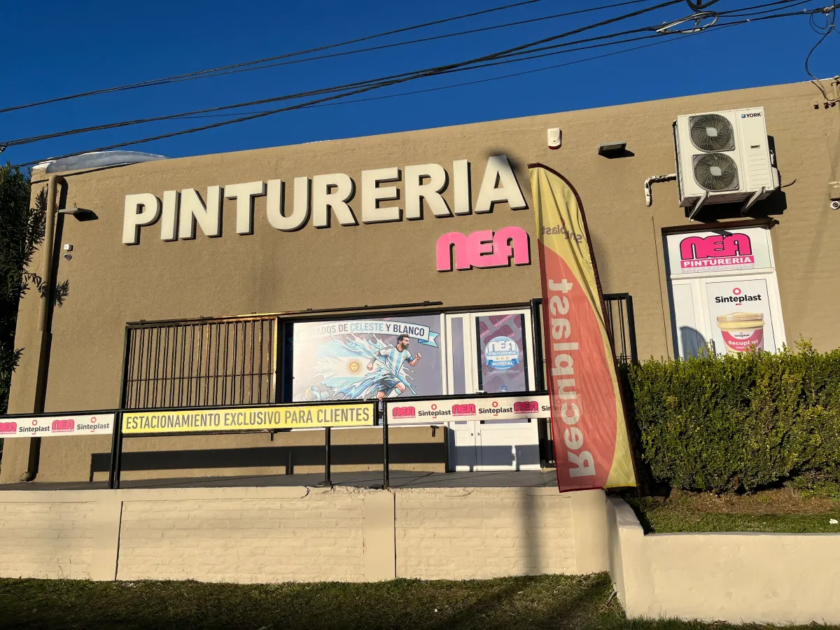 Frente de NEA Pinturería en Paraná, con su cartel y vidrieras